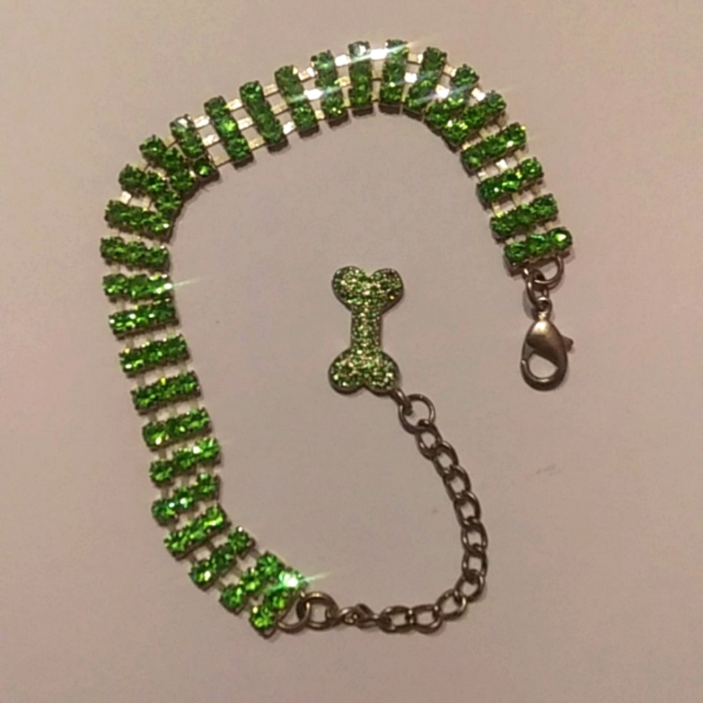 Rhinestone green w dog bone dangle 10.5"